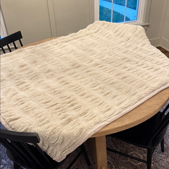 Pottery Barn Faux Fur Ruched Throw Ivory 50x60 - Picture 6 of 8